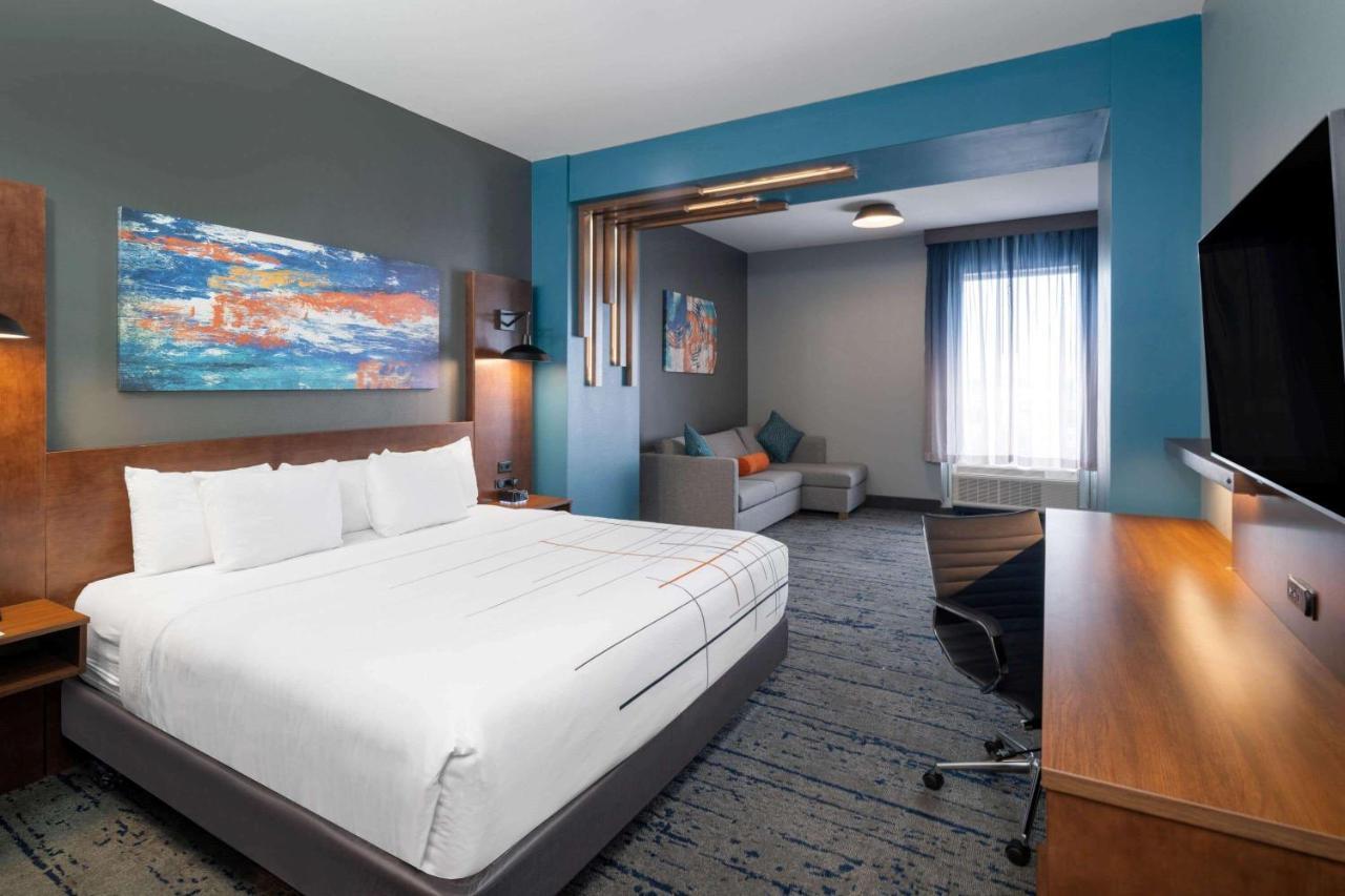 La Quinta Inn & Suites By Wyndham Louisville Ne - Old Henry Rd Bagian luar foto